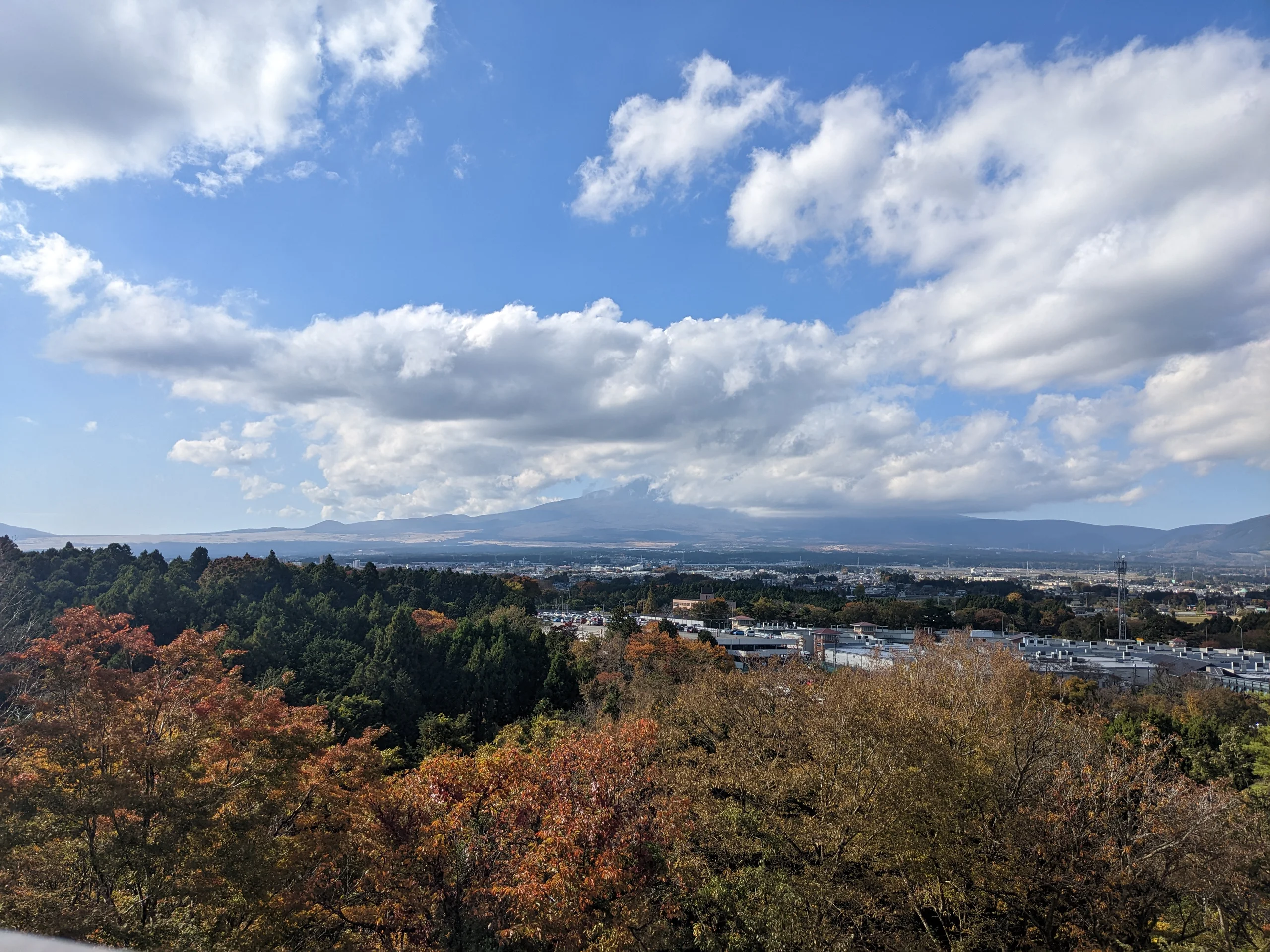 疑似是富士山,不過雲很多整個蓋住