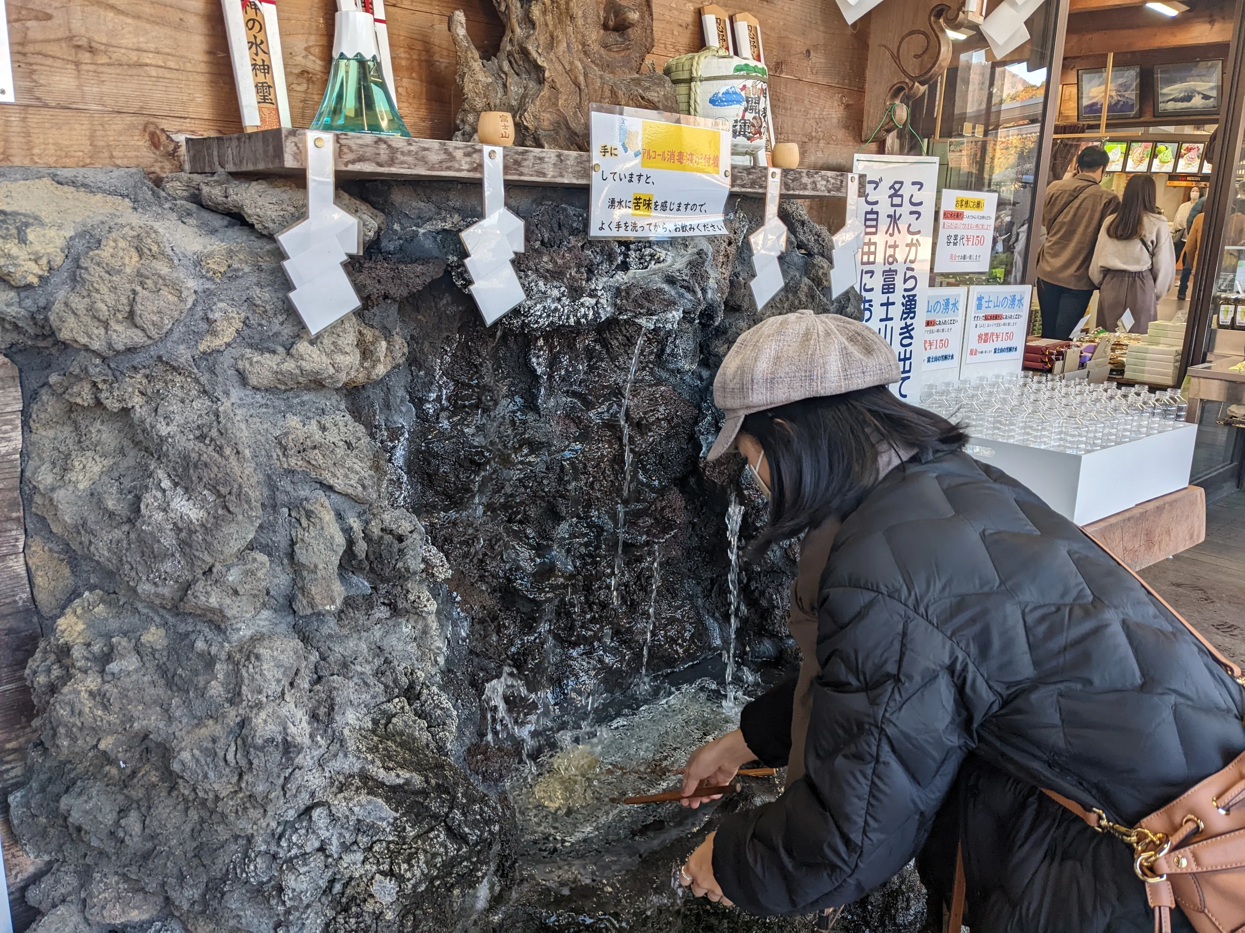 這裡是給大家裝水的地方,蠻多人會帶回去喝,如果沒帶寶特瓶的旁邊有賣空的XD