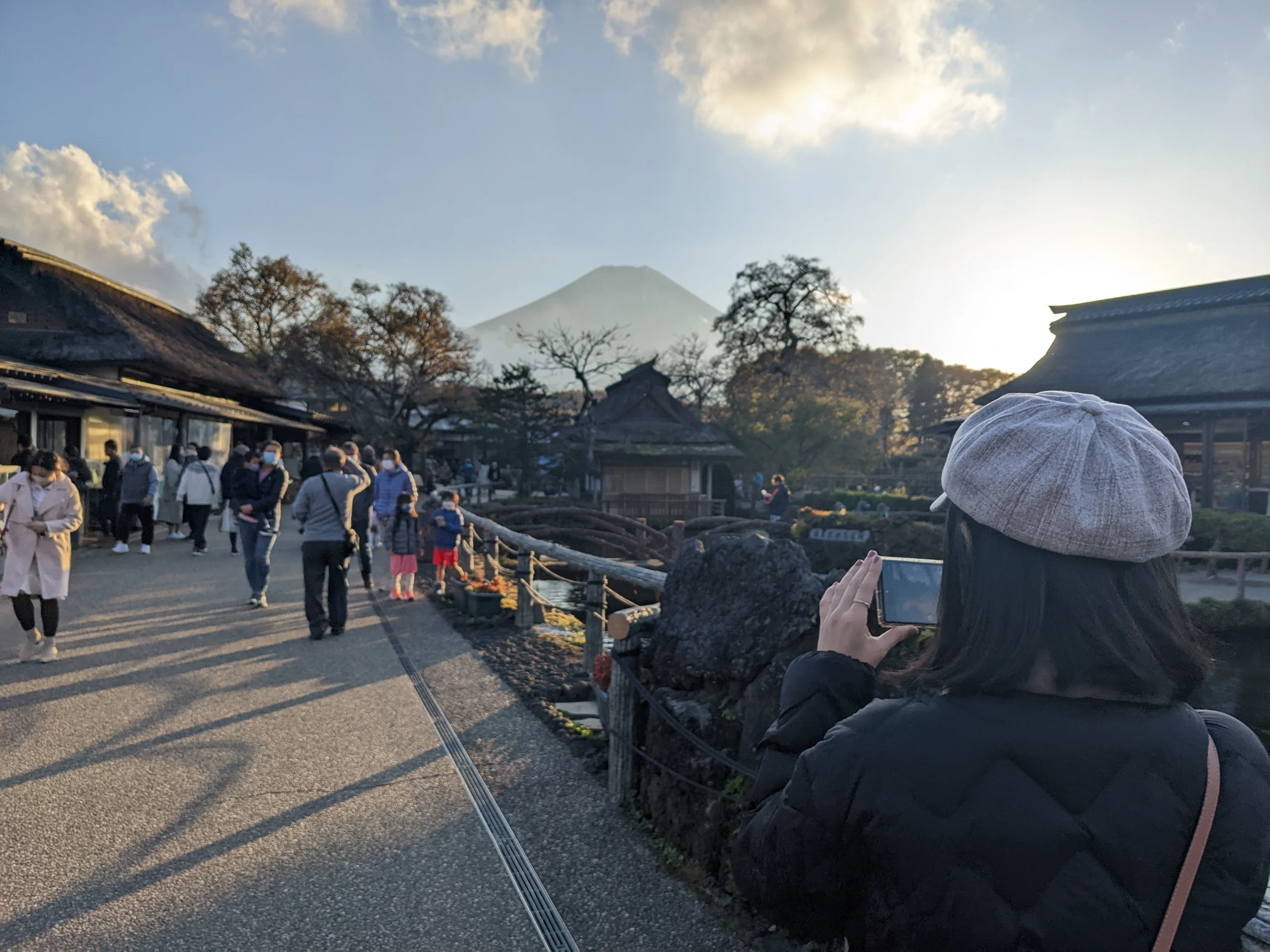 後面雲總算散了,看到富士山,可惜背光